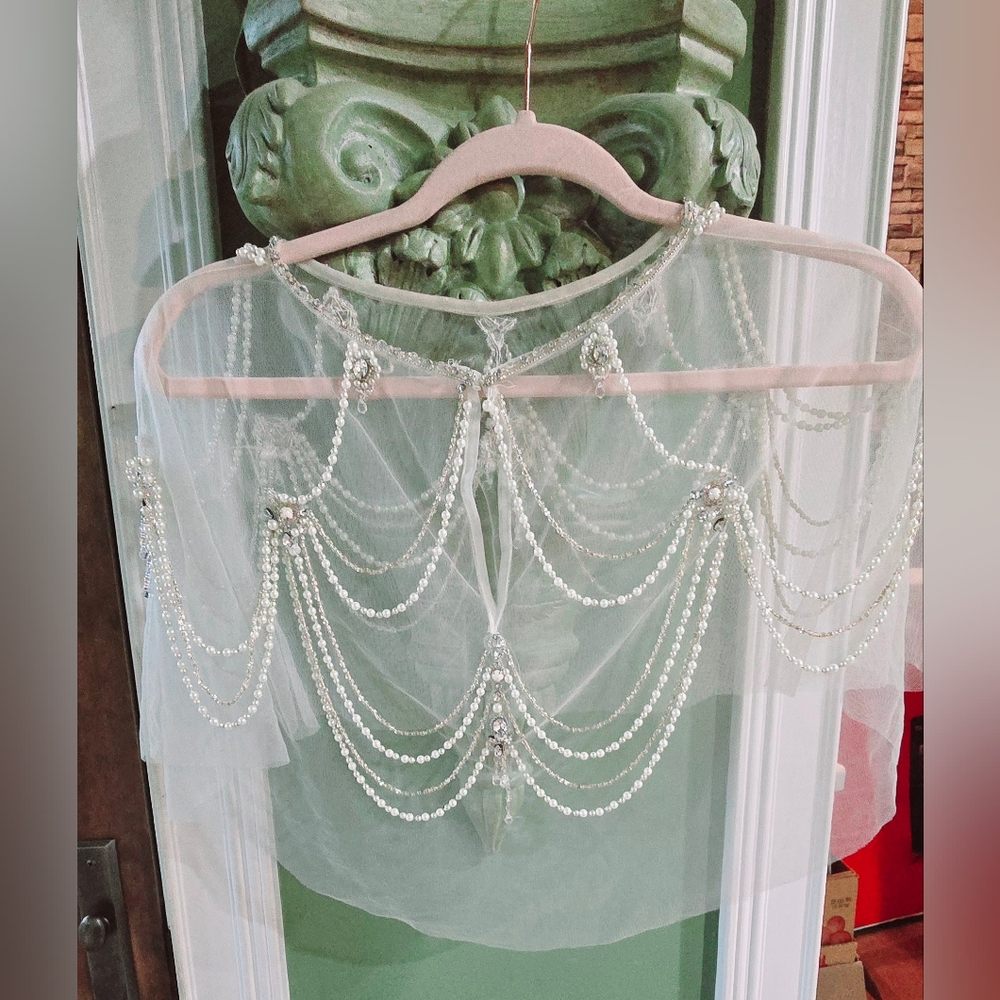 Ivory capelet shawl - Picture 7 of 11